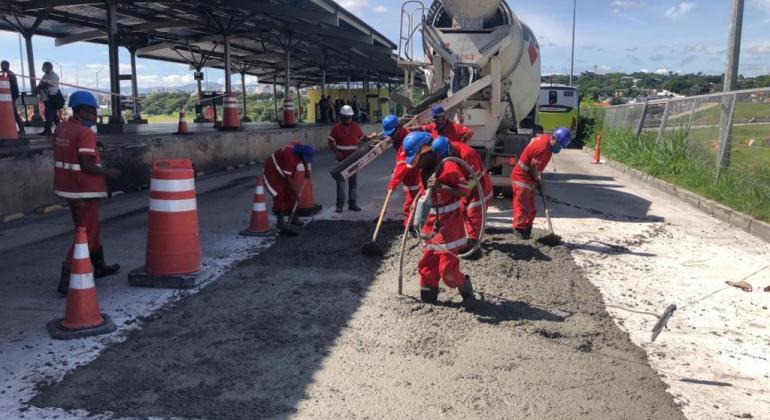 Pavimentos rígidos e semirrígidos da capital recebem manutenção própria Obra de concretagem