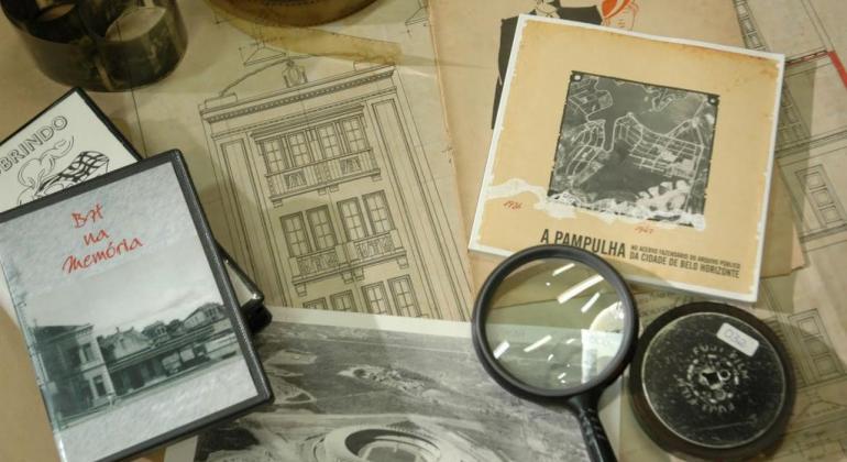 Arquivo público da cidade de BH debate uso de documento históricos na educação Foto de documentos