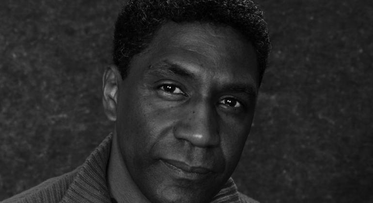 4ª edição do Festival Literário Internacional de BH começa em 10 de agosto Foto do poeta e ensaísta Edimilson Pereira