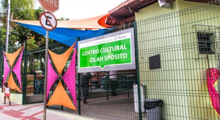 Manifestações artísticas e culturais para todas as faixas etárias como música e teatro, são oferecidas no Centro Cultural Zilah Spósito. Foto: Divulgação PBH fachada do Centro Cultural Zilah Spózito