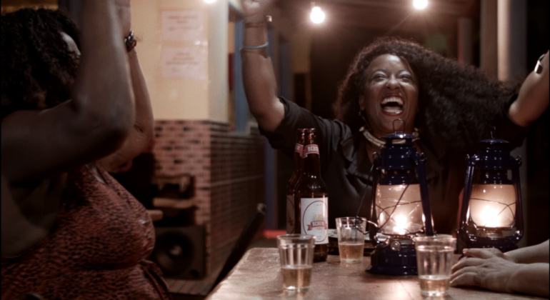 Mulheres negras bebendo em um bar