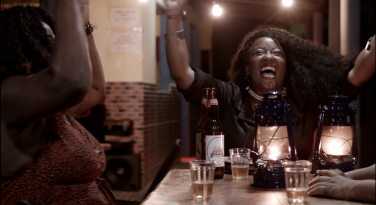 Circuito Municipal de Cultura recebe mostra de cinema Mulheres negras bebendo em um bar