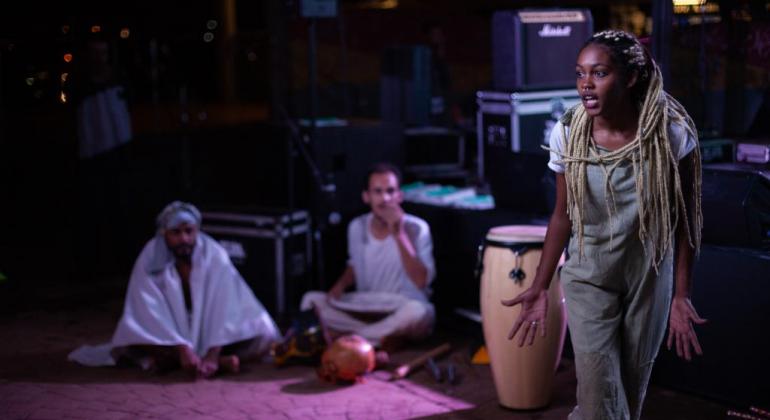 Projeto Territórios Criativos apresenta programação cultural de artes cênicas Imagem de grupo de teatro se apresentando