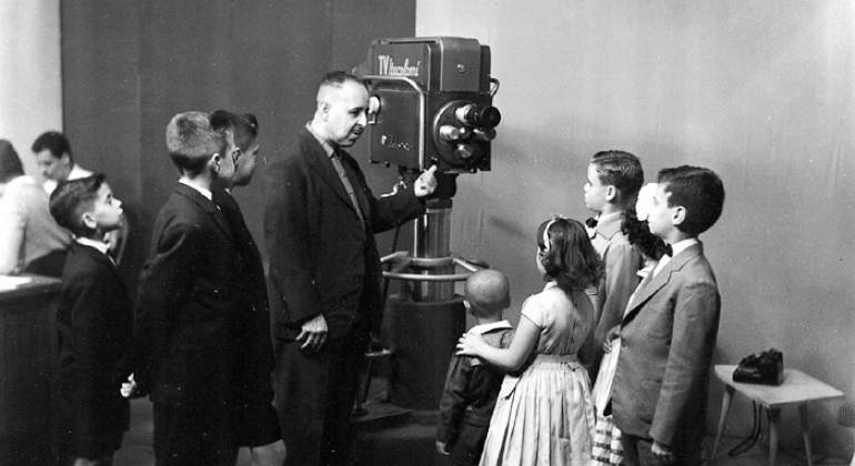Prefeitura de Belo Horizonte inaugura visitas virtuais a exposições em museus Foto preta e branca de meninos olhando para uma camêra antiga