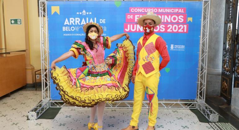 Casal em trajes juninos 