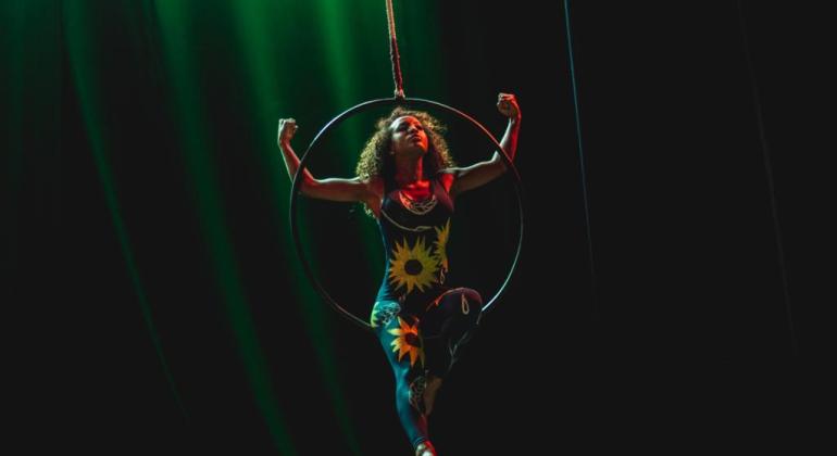 Teatro Marília recebe espetáculo gratuito de circo e dança Teatro Marília recebe espetáculo gratuito de circo e dança