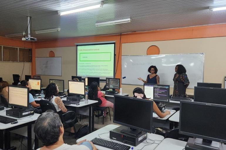 Programa de Inclusão Digital da PBH já emitiu mais de 11 mil certificados para mulheres