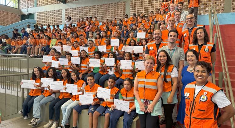 Defesa Civil certifica alunos do Programa Defesa Civil nas Escolas