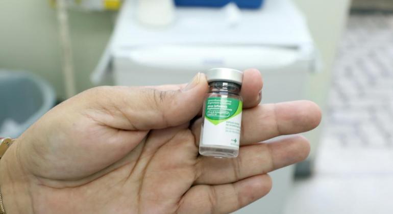 Prefeitura amplia quantidade de drogarias para idosos se vacinarem contra Gripe Frasco de vacina contra a gripe