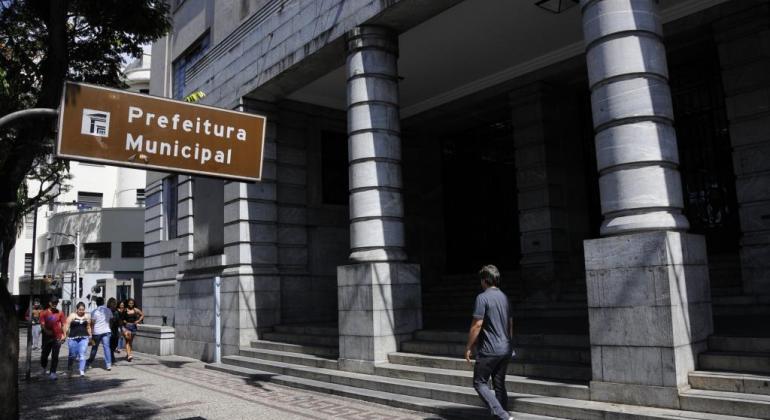 PBH recebe representantes de quatro capitais para criação de rede dos BRICS Imagem da fachada da sede da Prefeitura de Belo Horizonte