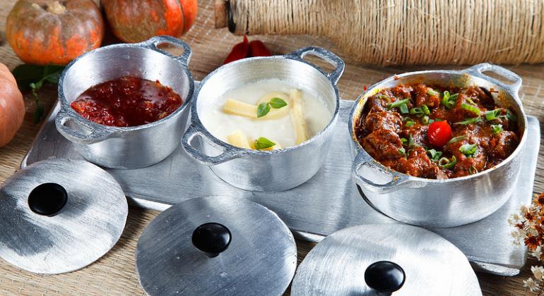 Sebrae Minas e PBH selecionam soluções para o segmento gastronômico Três panelas com comida mineira