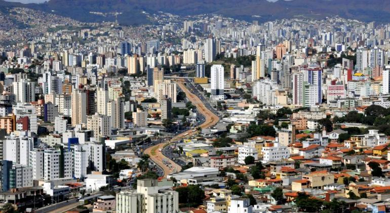 Vista aérea da avenida Cristiano Machado, durante o dia.