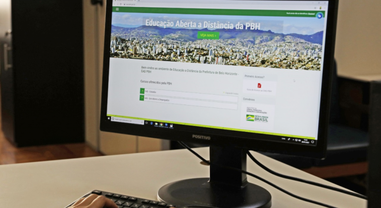 Prefeitura oferece curso para impulsionar vendas on-line de feirantes da capital Tela de computador com o site da prefeitura aberto
