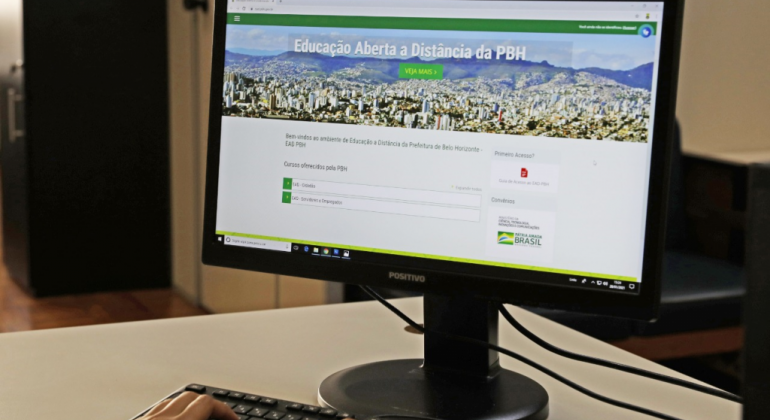 Tela de computador com o site da prefeitura aberto