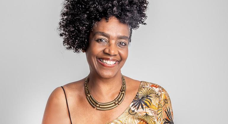 Dóris “re-canta” história do samba em show gratuito no Teatro Raul Belém Machado
