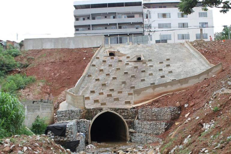 Prefeitura de BH conclui obras de contenção de encostas na Avenida Perimetral, no Barreiro Prefeitura de BH conclui obras de contenção de encostas na Avenida Perimetral, no Barreiro