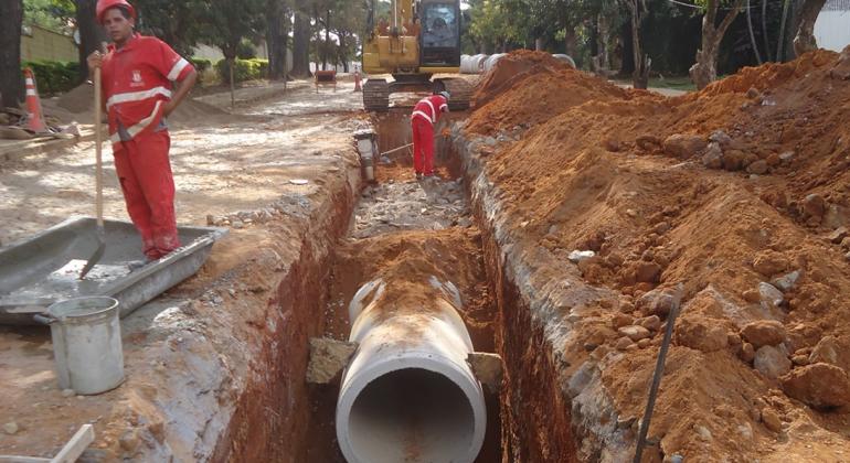 Obras de drenagem pluvial e pavimentação na Avenida Novara