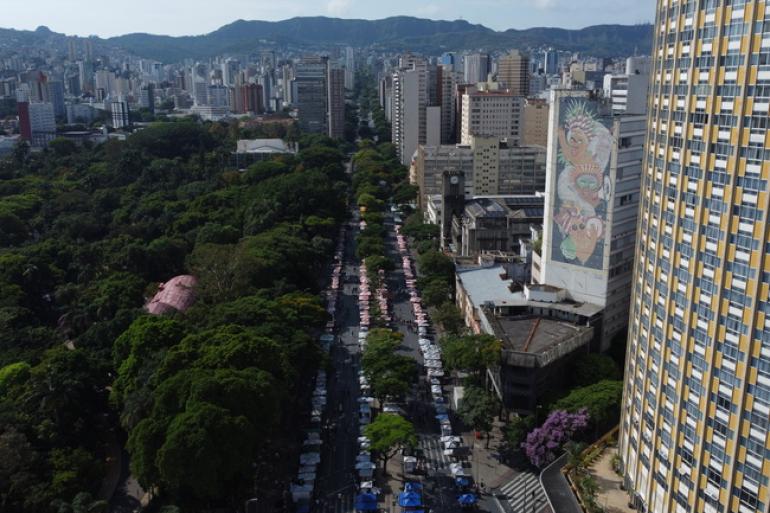 Imagem aérea da Avenida Afonso Pena, com prédios à direita e o Parque Municipal à esquerda.