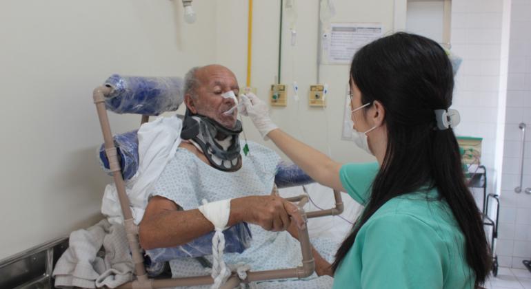 Cadeiras de cano PVC são aliadas na reabilitação de pacientes internados no HOB