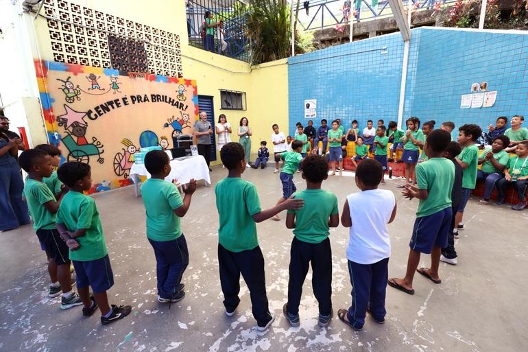 Educação Pública de Belo Horizonte está entre as 10 melhores do país Crianças com uniforme verde fazem uma roda no pátio de uma escola da Rede Municipal de BH
