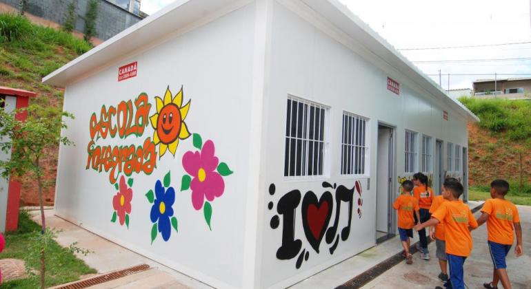 Programa Escola Integrada na E.M Jardin Leblon Foto de crianças chegando à Escola Municipal Jardin Leblon