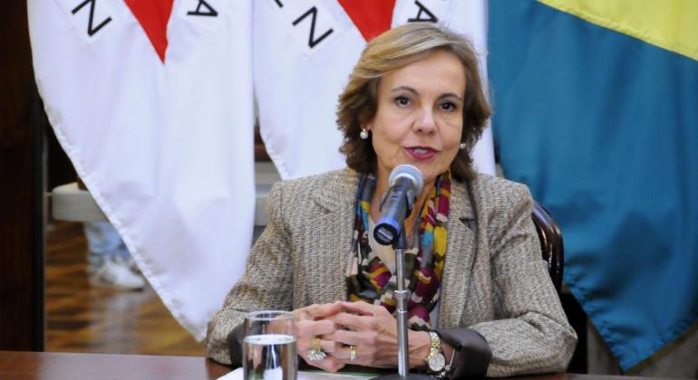 A secretária Municipal de Educação, Ângela Dalben, esclareceu o processo de substituição dos funcionários terceirizados por concurso público. Foto: Amira Hissa/PBH A secretária Municipal de Educação, Ângela Dalben, dando entrevista, sentada, no Salão Nobre da PBH.