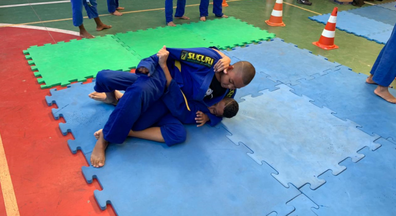 Vinícius Gabriel da Silva Viana, 11 anos, do quinto ano da E. M. Maria das Neves, regional Centro-Sul, foi campeão mineiro de Jiu-Jitsu. Foto: Divulgação PBH Aluno campeão de Jiu-Jistu luta com oponente da mesma idade.