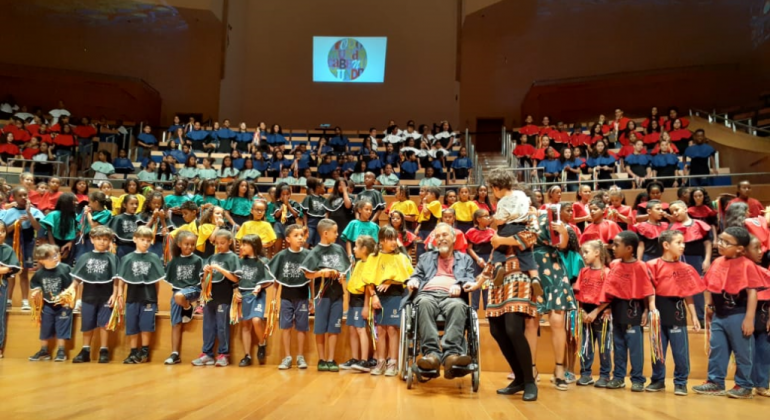 Alunos da Rede Municipal encerraram a Semana da Educação 2019 – BH Educa com apresentação de Cantata de Primavera. Foto: Divulgação PBH Mais de cinquenta alunos em apresentação da Cantata da Primavera.