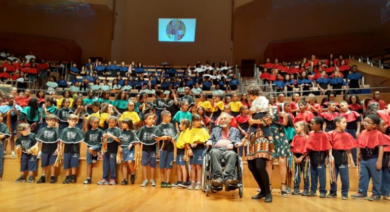 Mais de cinquenta alunos em apresentação da Cantata da Primavera. 