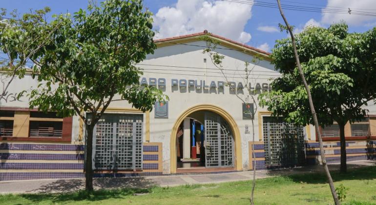 Fachada do Mercado Popular da Lagoinha, durante o dia. 