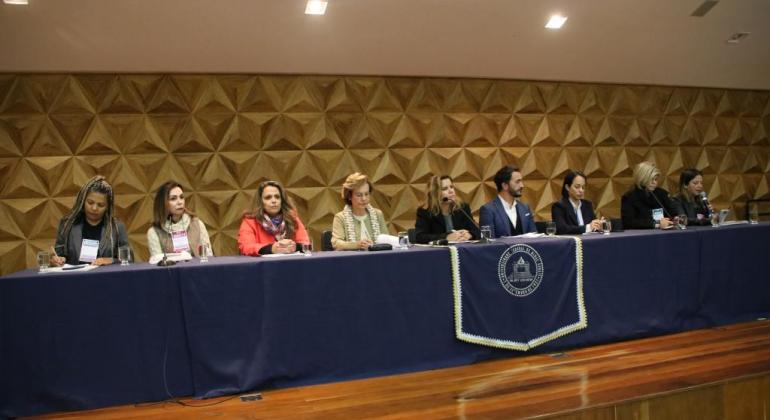 Participam do evento representantes das redes federal, estadual, municipal e particular, dos estudantes, dos pais de alunos e dos sindicatos. Foto: Divulgação PBH Secretária municipal de Educação, Ângela Dalben, acompanhada de sete pessoas na mesa de abertura da IX Conferência Municipal de Educação.