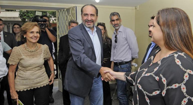 A obra recebeu investimentos de R$ 900 mil, que fazem parte dos R$ 64 milhões que a PBH investiu em intervenções nas escolas municipais. Foto: Amira Hissa/PBH Secretária Municipal de Educação Ângela Dalben, prefeito de Belo Horizonte Alexandre Kalil e equipe visitam Colégio Imaco reformado.