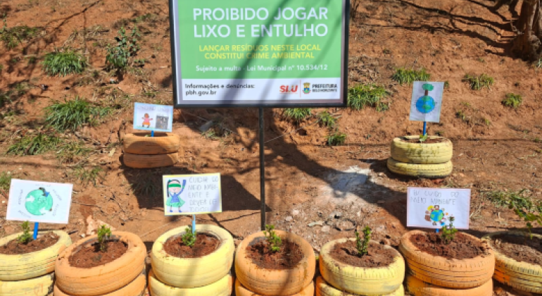 As escolas realizaram ações de sustentabilidade. #paratodosverem: Um espaço de terra com morros e um grande cartaz que o identifica como "Ponto Limpo", com a proibição de descarte de lixo. Pneus de carro pintados de amarelo se tornaram vasos para pequenas plantas. No local, placas artesanais com mensagens como "Cuidar do meio ambiente é dever de todos" reforçam a conscientização.
