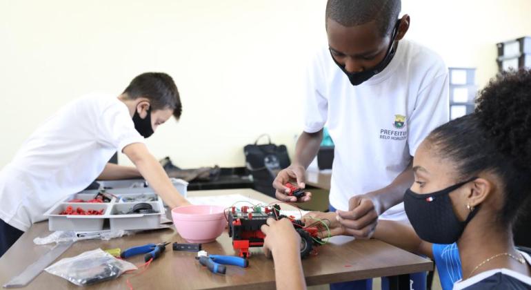 Educação oferece kits de robótica para laboratórios de informática nas escolas municipais