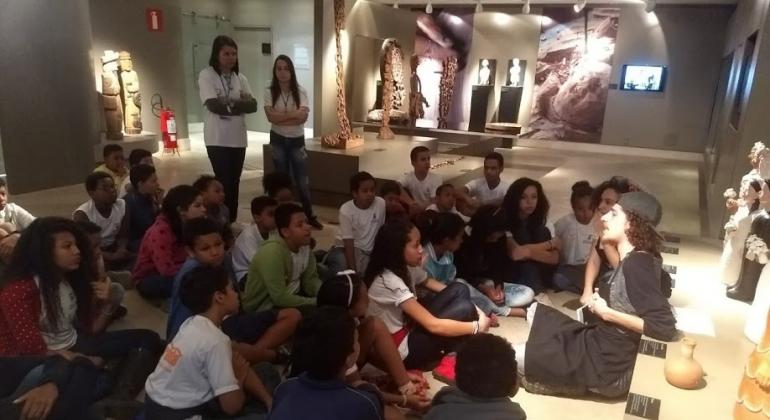 Circuito de Museus Alunos em um museu