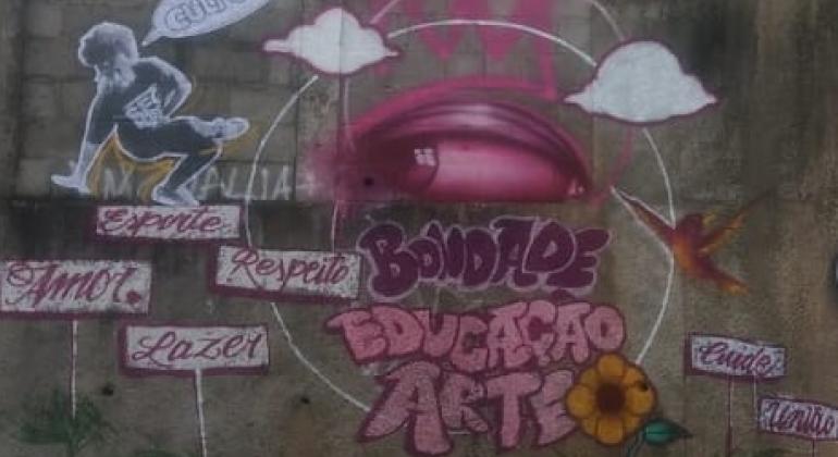 Intervenções Urbanas Foto mostra muro grafitado com palavras: bondade, educação, arte, lazer, esporte, cultura, união...