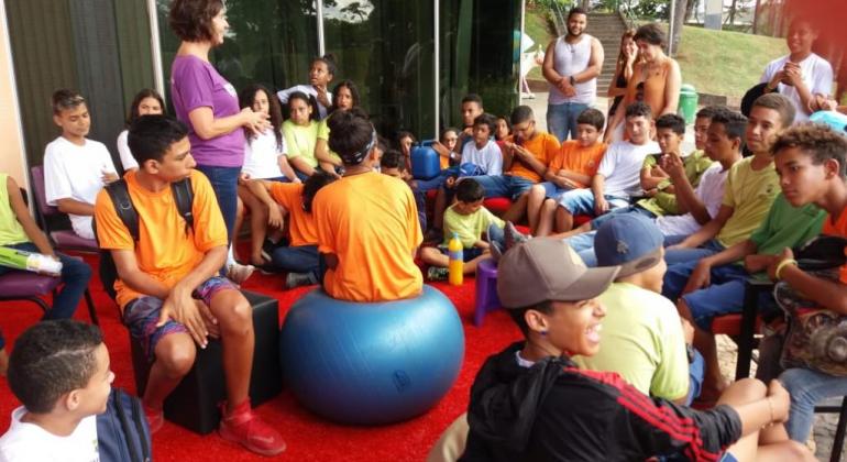 Crianças prestam atenção à fala de uma professora