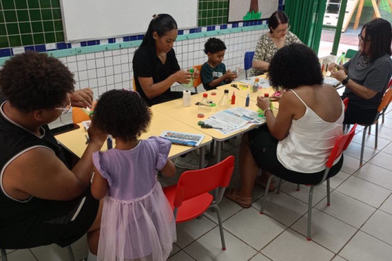 #PARATODOSVEREM: Pais, responsáveis e crianças participam de uma oficina criativa em sala de aula da escola municipal. Durante a atividade, os participantes confeccionam objetos com materiais recicláveis, promovendo integração entre famílias e comunidade escolar, além de incentivar a criatividade, o aprendizado coletivo e a conscientização ambiental. 