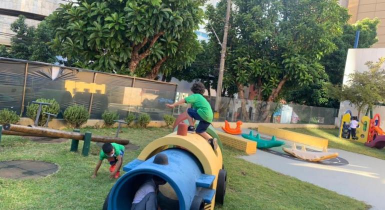 PBH abre cadastro escolar no dia 30 de agosto e cria central de atendimento Crianças brincando em pátio de escola