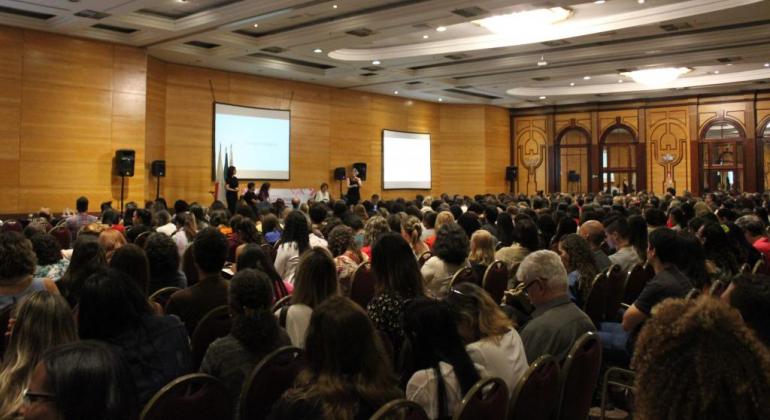 Cerca de duzentas pessoas em auditório do Hotel Ouro Minas, no encerramento do 1º Congresso de Boas Práticas dos Profissionais da Rede Municipal de Educação de Belo Horizonte: socializando experiências e conectando saberes.