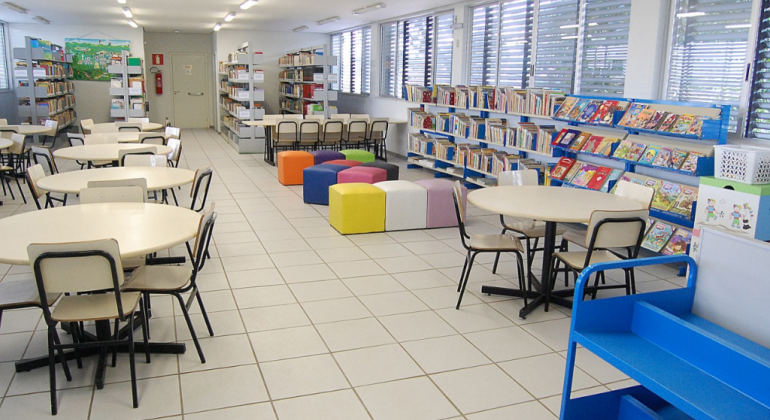 Imagem de biblioteca de escola da rede municipal de ensino