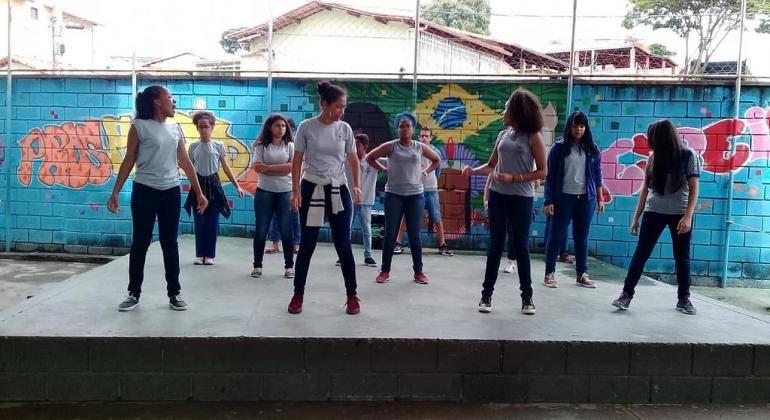Alunos do 8º ano transformam letras de música em fonte de informação Cerca de quinze alunos participam de projeto musical em ambiente escolar