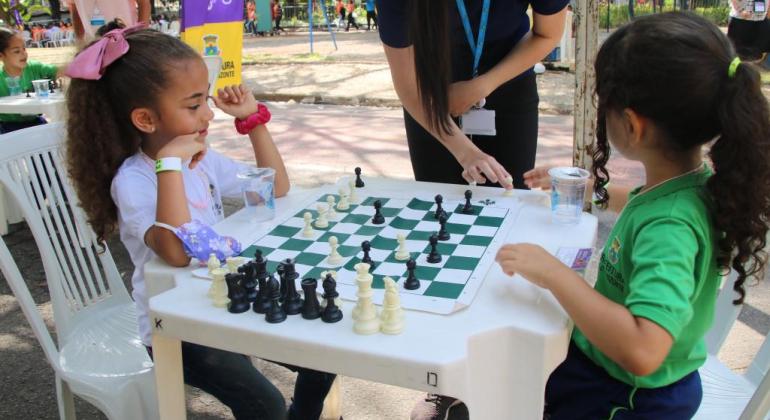 Prefeitura leva aulas de xadrez aos alunos da EJA