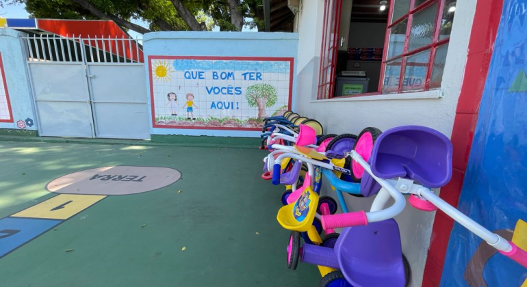 Cadastro escolar 2022 para rede municipal de Educação será encerrado no dia 17 Pátio de escola com triciclos pendurados