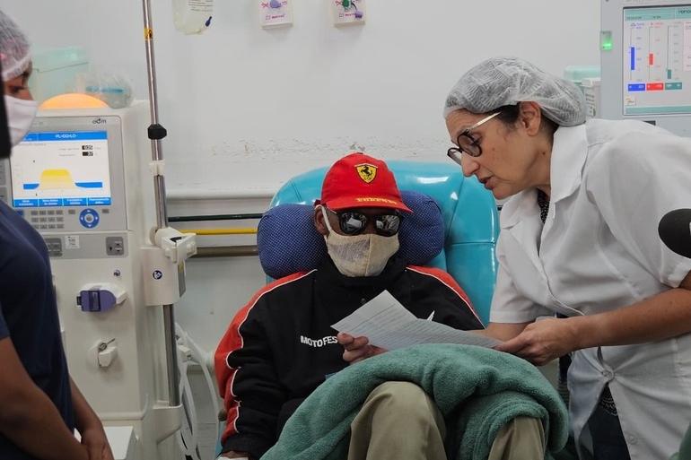 Estudantes da EJA em tratamento de hemodiálise recebem cartas de apoio no Hospital da Baleia 