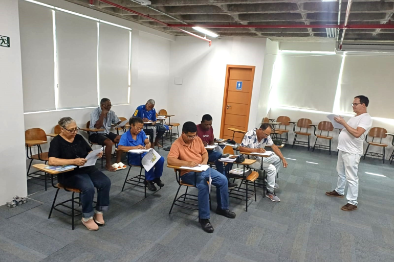 Garis da SLU voltam às salas de aula por meio da EJA