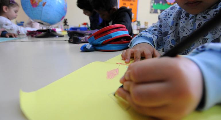 Assistentes sociais e psicólogos vão dar suporte nas escolas 