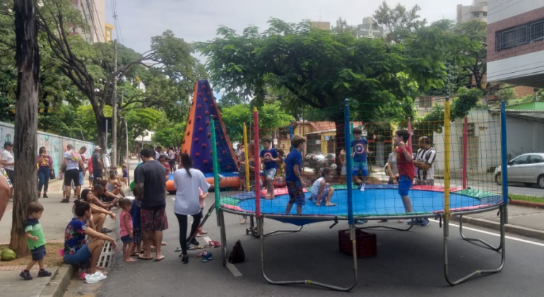 Crianças brincam de pula-pula na av. Silva Lobo, durante o dia. 