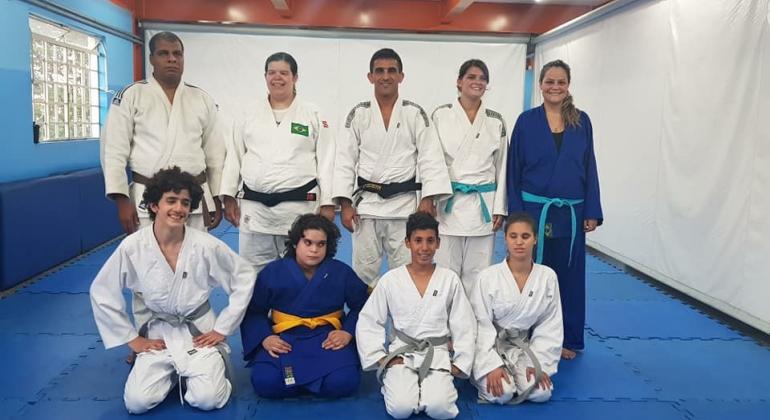 Equipe de Judô do programa Superar tem se empenhado para conquistar várias medalhas nas competições de 2019. Foto: Divulgação PBH OIto integrantes da equipe de judô do Programa Superar posam para foto.