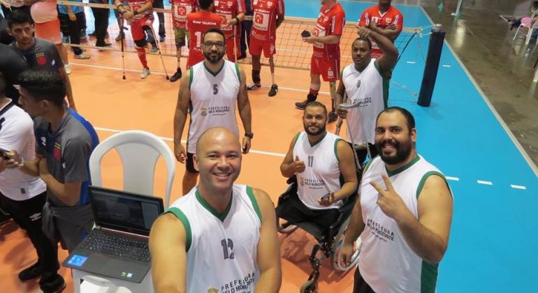 Time paralímpico de volei em quadra, antes ou após o jogo. 